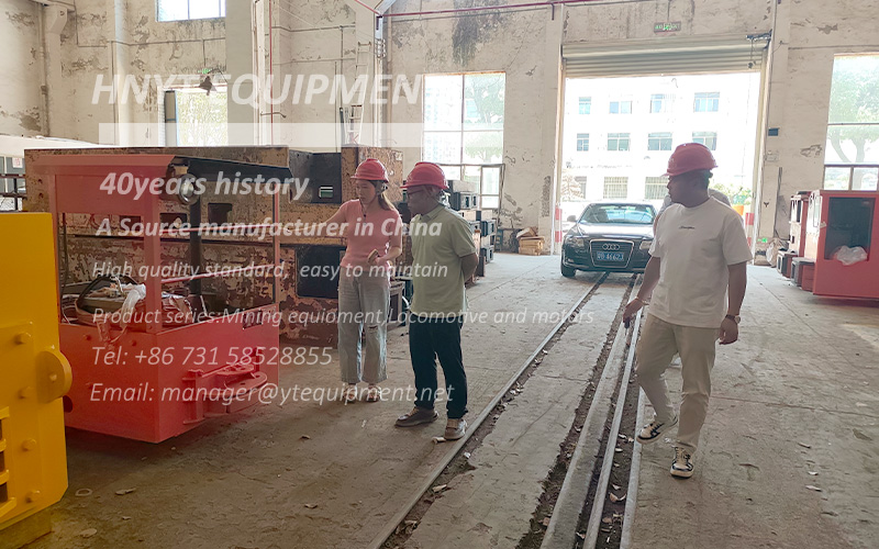 Clients visit the Xiangtan locomotive factory 1.jpg