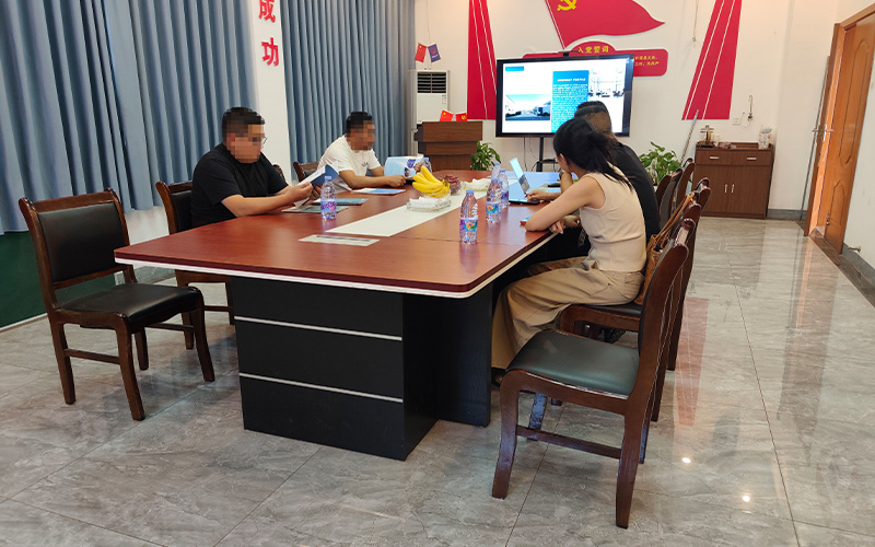 overseas clients visit Xiangtan locomotive factory 4.jpg