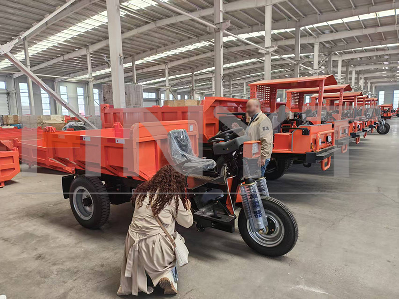 Client inspect 1 ton mining electric tricycle.jpg