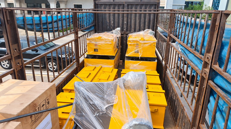 Wrapped locomotives and accompanying packages loaded together for overseas shipment.png