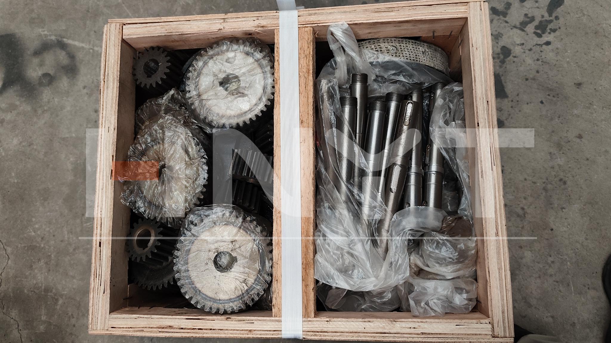 02-components-wooden-case.jpg
